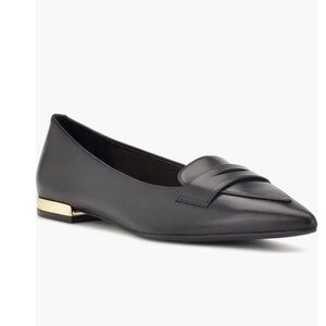 Nine West Lallin Black Pointed Leather Loafer with Gold Accent New.